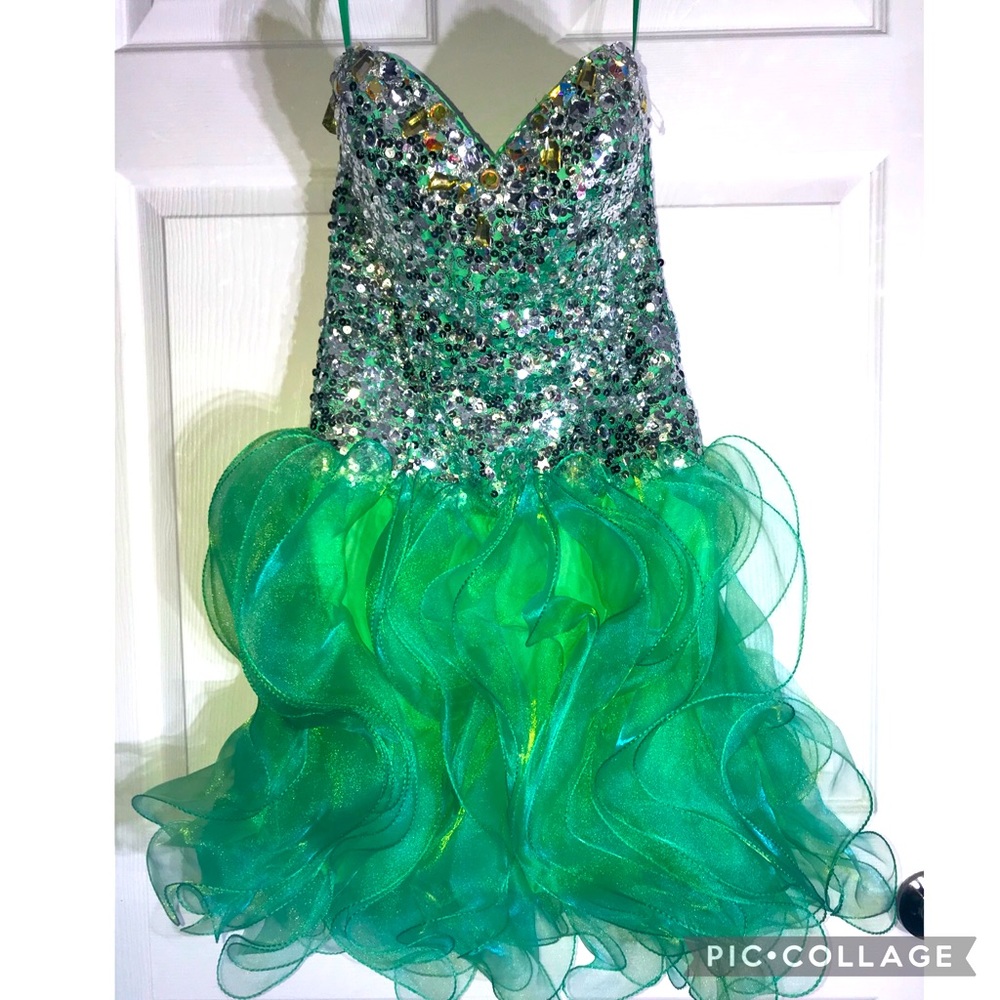 New Limited Edition Size 8 Knee Length Sequined Green Ruffle Prom Dress NP752
